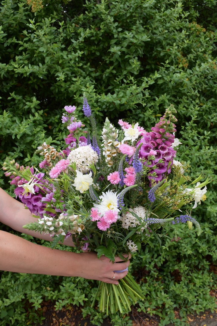 Letni bukiet kwiatów ciętych z ogrodu